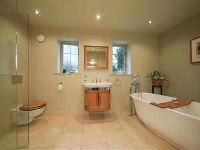 EN-SUITE BATHROOM